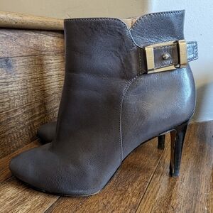 Nine West Palafox gray stiletto heel ankle boot, Size 5.5